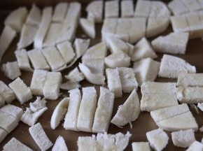 2中间切断，装入烤盘.