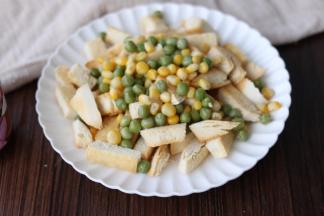 5豌豆粒、玉米粒事先煮熟，装盘混合.