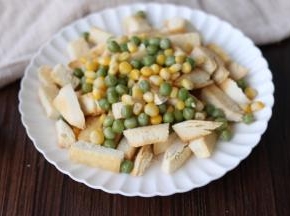 5豌豆粒、玉米粒事先煮熟，装盘混合.