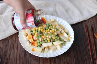 6倒入麻辣香菇酱拌匀即可食用。