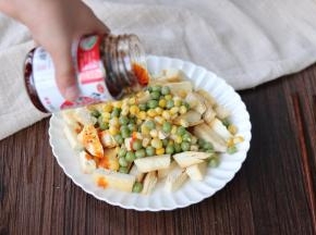 6倒入麻辣香菇酱拌匀即可食用。
