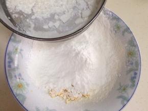 待蛋黄过筛完，继续筛入低筋面粉和玉米淀粉。