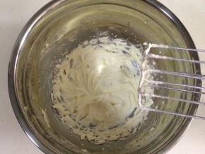 当糖粉和黄油混合均匀后，转中高速打至黄油体积膨大一倍，色泽转浅白。