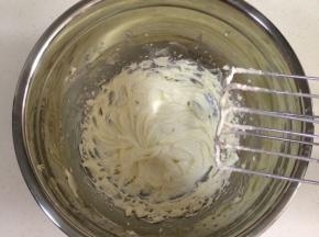 当糖粉和黄油混合均匀后，转中高速打至黄油体积膨大一倍，色泽转浅白。