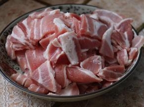 五花肉洗干净切片。
