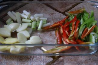 姜蒜切片，青红辣椒洗干净切成细条。