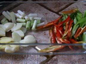 姜蒜切片，青红辣椒洗干净切成细条。