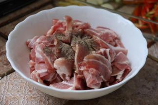 加生抽、黑胡椒粉、食用油拌匀腌渍15分钟。