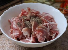 加生抽、黑胡椒粉、食用油拌匀腌渍15分钟。