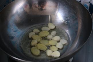 炒锅里放入少许植物油，油温七成热放入姜片、蒜片爆香。