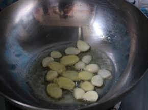 炒锅里放入少许植物油，油温七成热放入姜片、蒜片爆香。