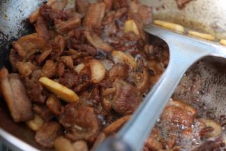 煸炒至出油，并且肉片变至金黄色盛出备用。