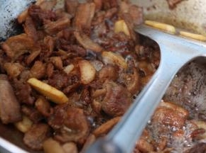 煸炒至出油，并且肉片变至金黄色盛出备用。