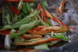 锅里留底油，放入葱花炒香，再放入青红辣椒翻炒一分钟。