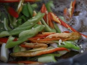 锅里留底油，放入葱花炒香，再放入青红辣椒翻炒一分钟。