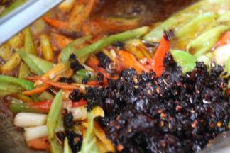 再加入豆豉香菇炒至入味。