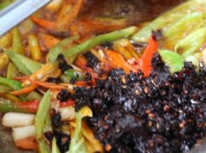 再加入豆豉香菇炒至入味。