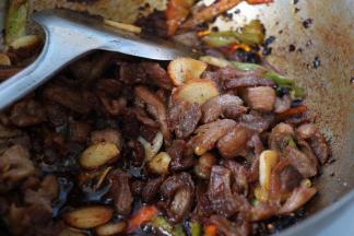 倒入煸炒好的五花肉，加少许生抽、醋大火翻炒两分钟，最后加入鸡精调味，装盘即可食用。