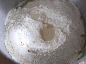 1面团原料除黄油外全部放入厨师机盆，启动厨师机1档和面十分钟，加入黄油，启动2档或者3档和面。