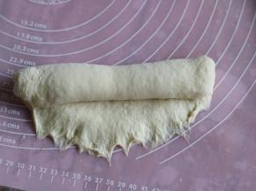 6翻面横放，压薄底边从上往下卷起。