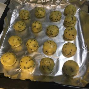 分为20g一个的面团，滚圆，每一个之间隔距离放入烤箱