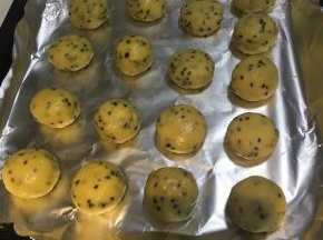 分为20g一个的面团，滚圆，每一个之间隔距离放入烤箱