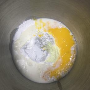 把除了黄油和芝麻以外的材料放入容器内