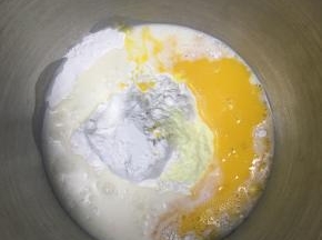 把除了黄油和芝麻以外的材料放入容器内