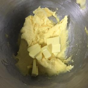 然后加入软化的黄油，继续搅拌
