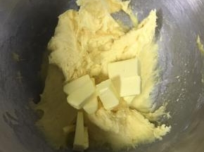 然后加入软化的黄油，继续搅拌