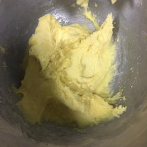 搅拌均匀（我用的是厨师机，低速搅拌5分钟）