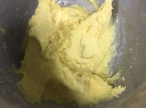 搅拌均匀（我用的是厨师机，低速搅拌5分钟）
