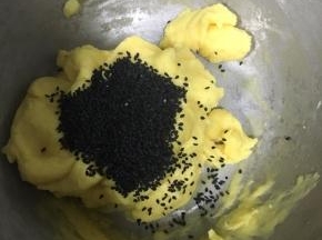 搅拌到面团表面稍微光滑即可，加入烤熟的黑芝麻