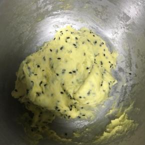 揉匀使得黑芝麻分布均匀