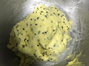 揉匀使得黑芝麻分布均匀