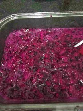 红心火龙果榨汁待用