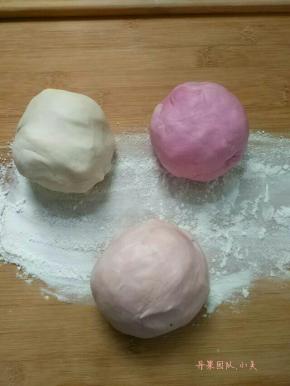 适量的面粉一点盐，用过滤的汁揉面。面揉好后裹上保鲜膜放冰箱醒半小时，白色面团用水和就好，浅粉色用水兑一些火龙果汁调成的