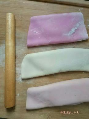 用擀面杖把面团压平，一定要撒上面粉防粘