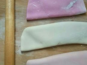 用擀面杖把面团压平，一定要撒上面粉防粘