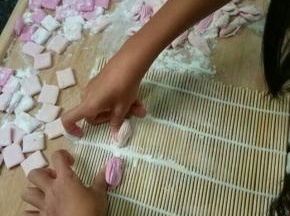 准备一张寿司帘，将小面块放寿司帘上一压一卷，小小的海螺面就成形了，吃不完的面撒上面粉放冰箱冷冻保存，下次吃的时候拿出来就可以煮来吃了