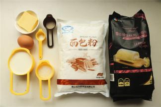 面包卷部分的食材准备。