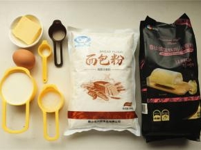 面包卷部分的食材准备。