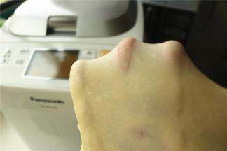 除了黄油外的材料放进面包机，揉一个饺子面团程序后，放入室温软化的黄油，再揉一个饺子面团程序，共30分钟，揉面结束，面团达到扩展状态，可以拉出手套膜。