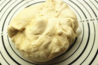 按压排出面团中的气体。