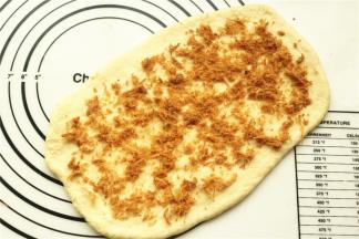 擀开成吐司盒子大小的长方形面片，其中一片抹上果酱。