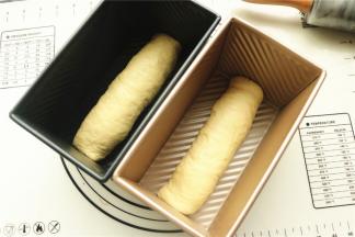 都成卷，放入吐司模里。