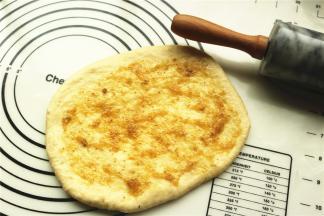 另一片铺上肉松。