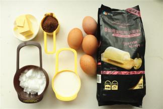等待吐司发酵的时候开始做可可黄油蛋糕糊。先称量好材料，发酵过去20分钟的时候开始做蛋糕糊。