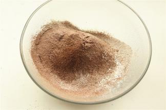 可可粉和低粉先过筛。