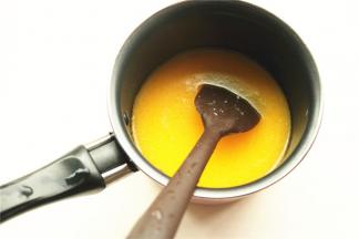 牛奶和黄油以及15克白糖，加热至黄油融化。